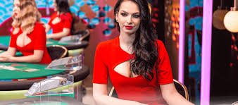 Giao diện sảnh game 888now với slot online và live casino trên điện thoại